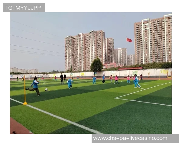 在绿茵场上挥洒汗水与激情玩足球带给我们的快乐与成长